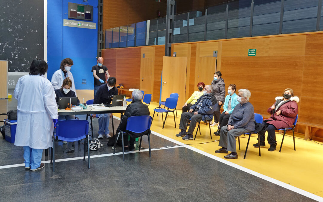 La primera vacuna para mayores entre 70 y 80 años de Mendialdea, el jueves en el frontón de Kanpezu
