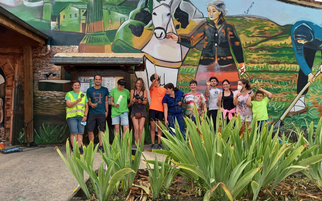La vecindad de Lagrán culmina el mural participativo que resalta el papel de la mujer en la zona